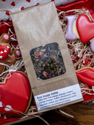 Valentijnspakket met huisgemaakte koekjes en verse thee